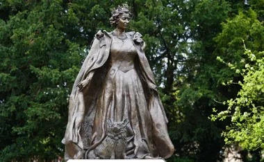 The first memorial statue to Queen Elizabeth II is unveiled – and it’s pawsitively adorable!