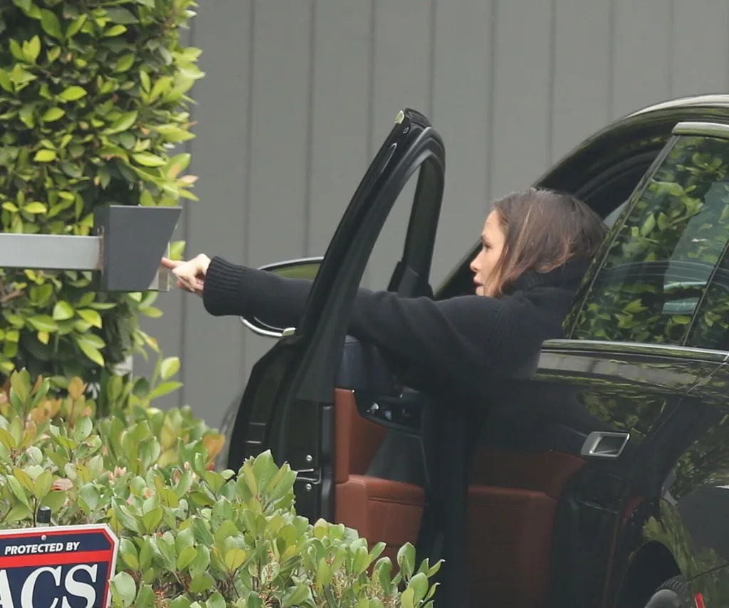 Jen Garner in a car said to be visiting Ben