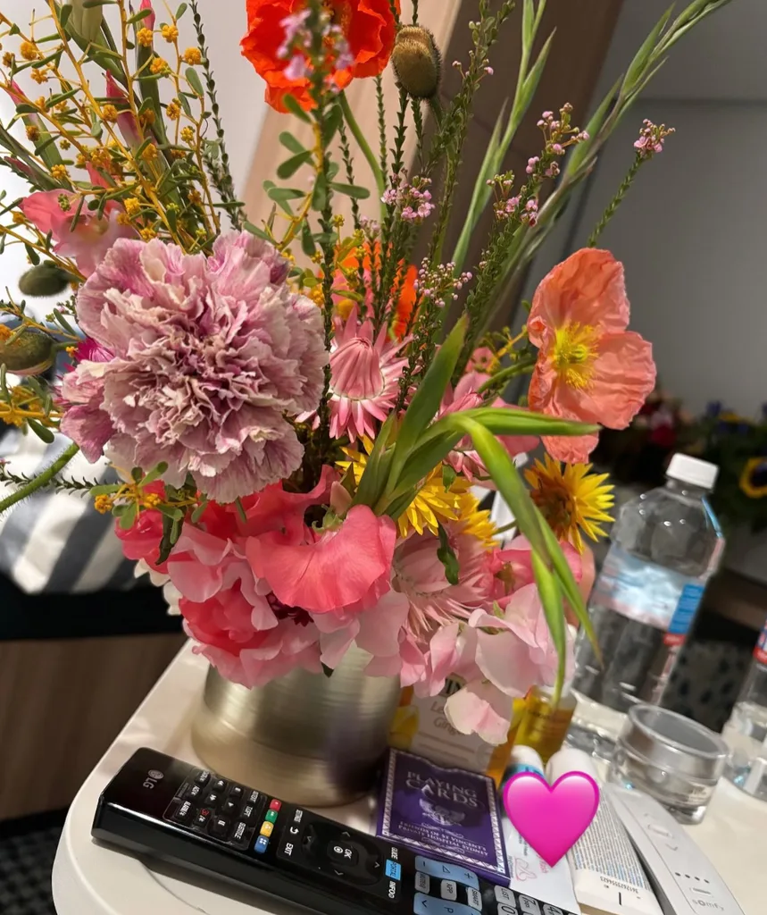 Samantha shared an image of the flowers she received while in hospital. 