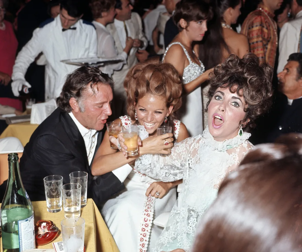 Elizabeth Taylor drinking at a party