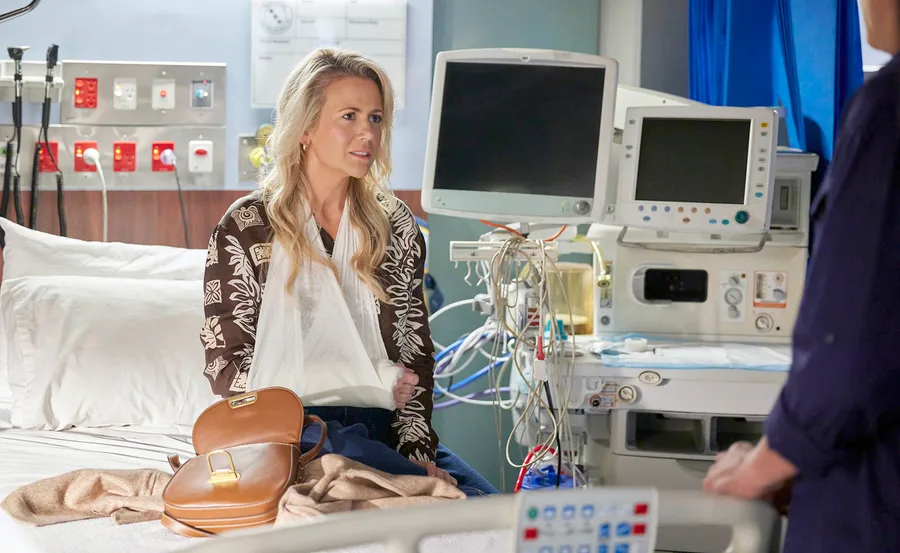 Justin visits Claudia in hospital