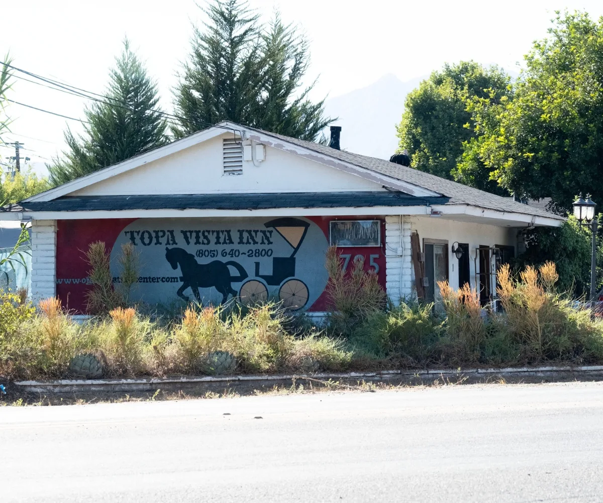 An image of a rundown looking motel.