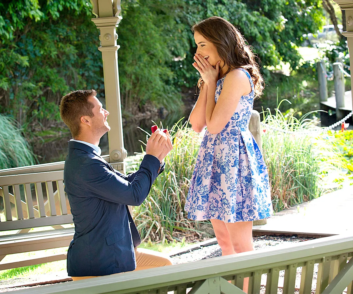 Kate (Ashleigh Brewer) and Mark (Scott McGregor) in Neighbours.