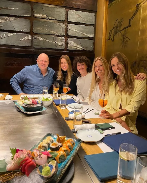 Billy and his former wife plus 3 kids out for dinner
