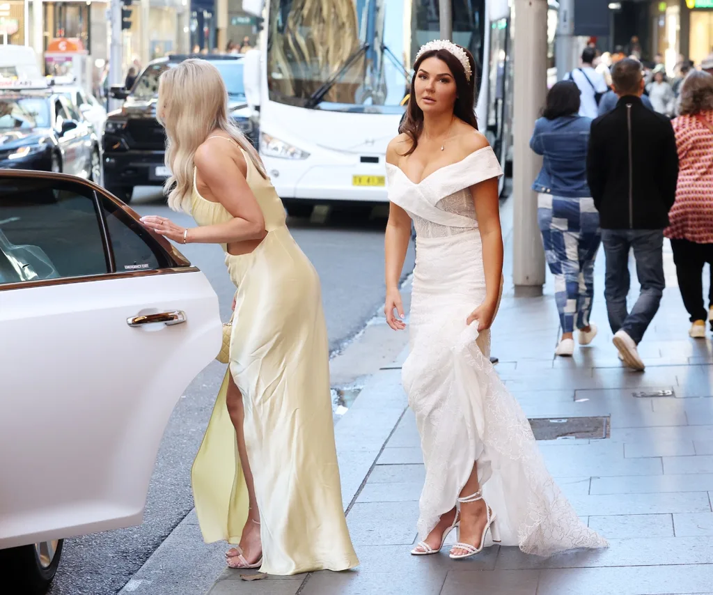 Lauren and her sister Tamara are seen entering the wedding venue for her nuptials to Eliot.