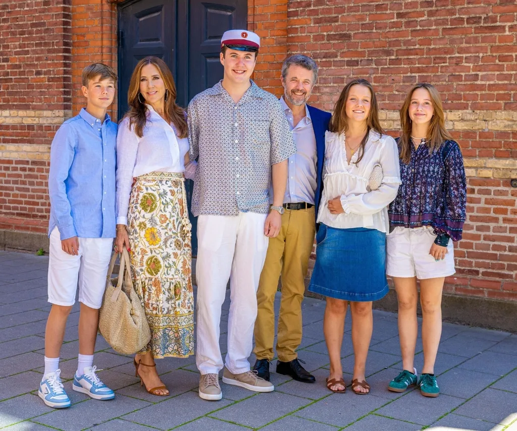 king fred and queen mary with their children