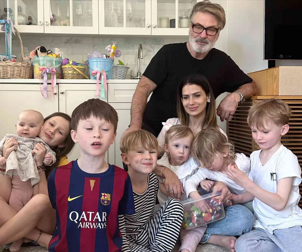 Alec e Hilaria posam com seus sete filhos em casa