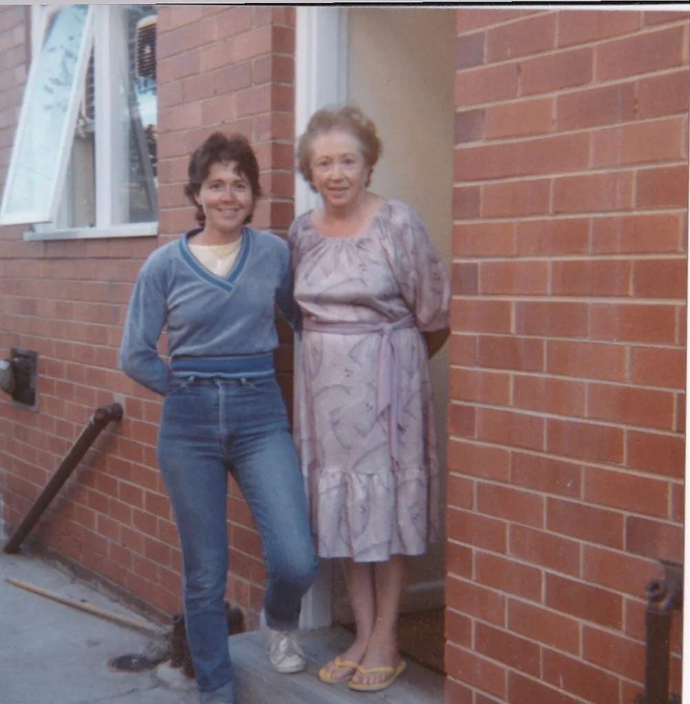Wenn as a woman, age 30, with her mother