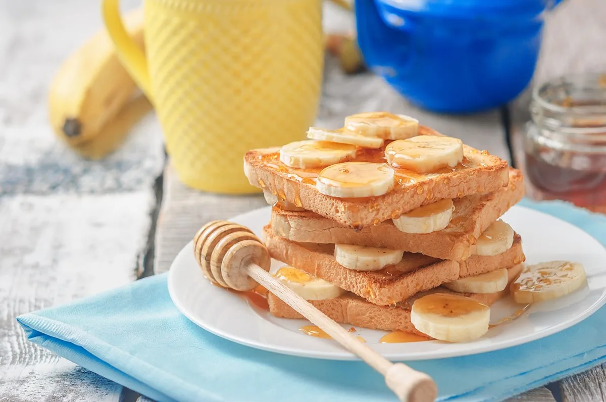 Crispy toast with honey and bananas. (image: AdobeStock)