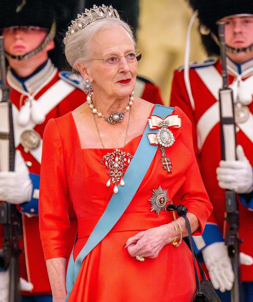 Margrethe II wears a red gown with a blue sash at Isabella's 18th birthday