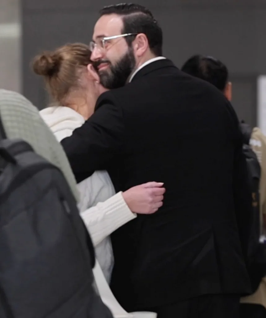 Jelena is seen hugging her driver at Melbourne airport.