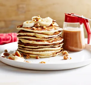 Pancakes with bananas & hot pecan sauce