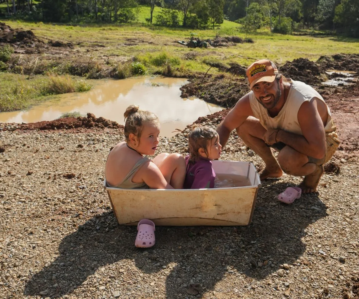 Bathtubs look a little different in the bush but  Zuri and Zena don't mind! (Image: @karstanandmaxine) 