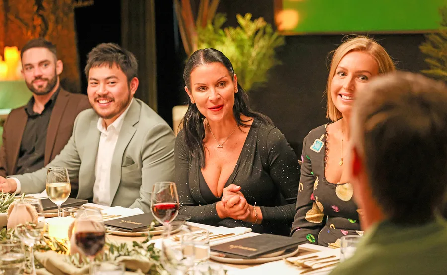 Amy sits at the MKR dinner table in between Tan and Lara