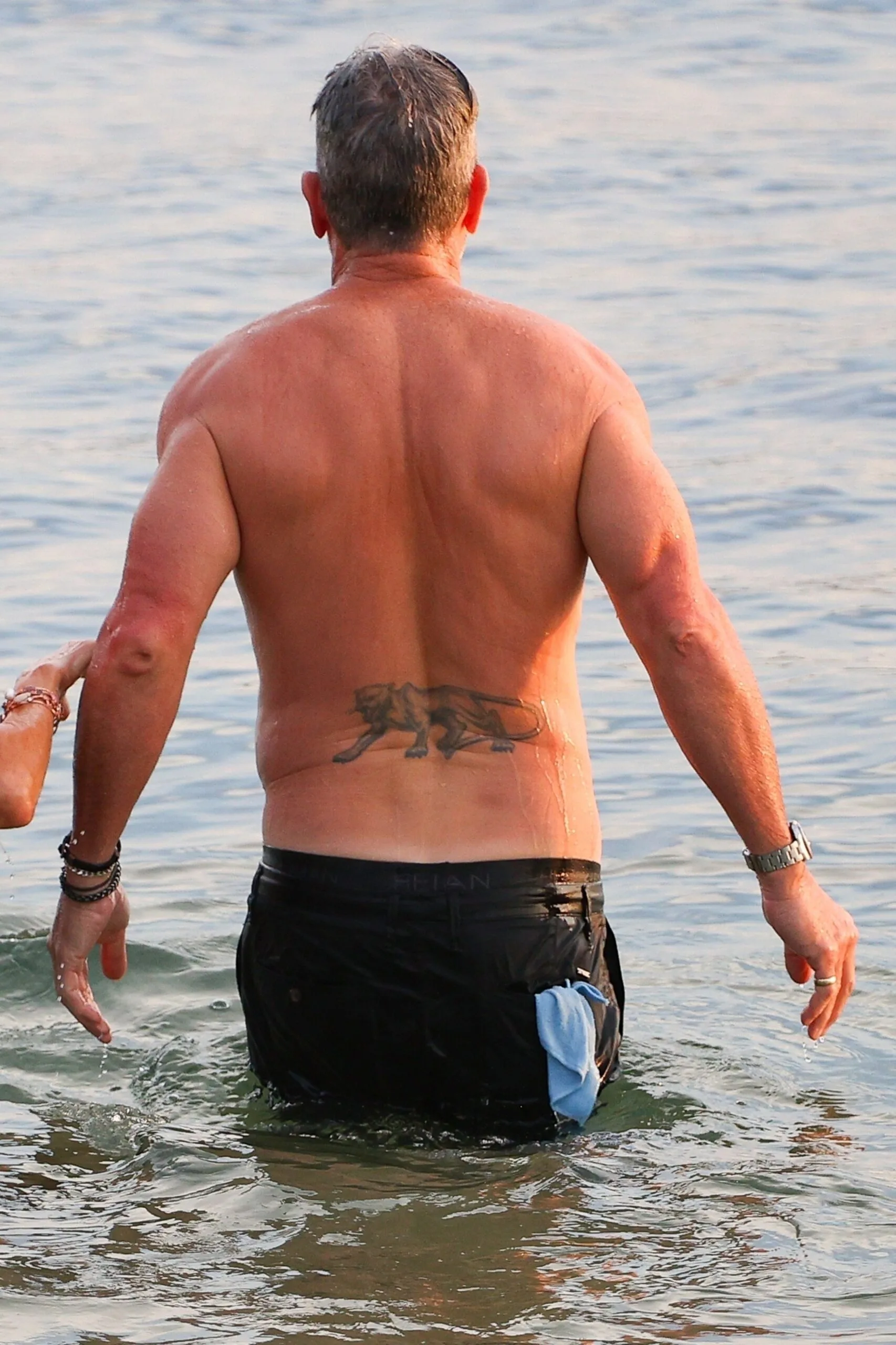  The Golden Bachelor Australia 2025 Barry 'Bear' Myrden is seen with one of the contestant having a picnic a swim at a Sydney beach.