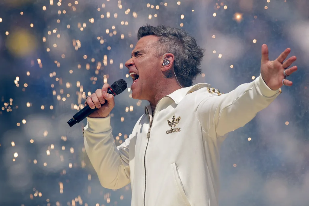 EAST RUTHERFORD, NEW JERSEY - JULY 13: Robbie Williams performs during the Final Pre-Match Performance prior to the FIFA Club World Cup 2025 Final match between Chelsea FC and Paris Saint-Germain at MetLife Stadium on July 13, 2025 in East Rutherford, New Jersey. (Photo by Alex Grimm/Getty Images)
