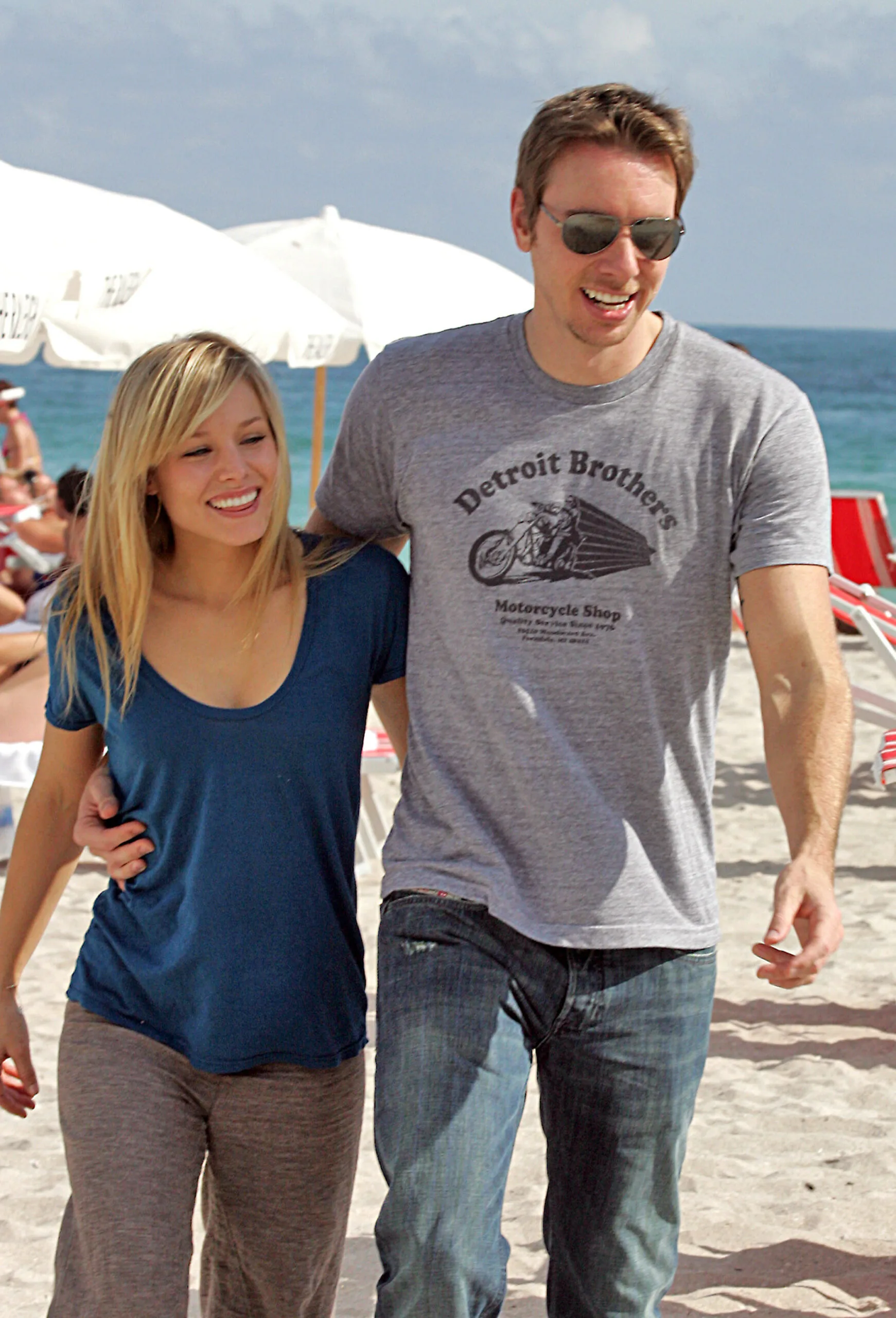  Kristen Bell and Dax Shepard are seen on January 01, 2008 in Miami, Florida. 