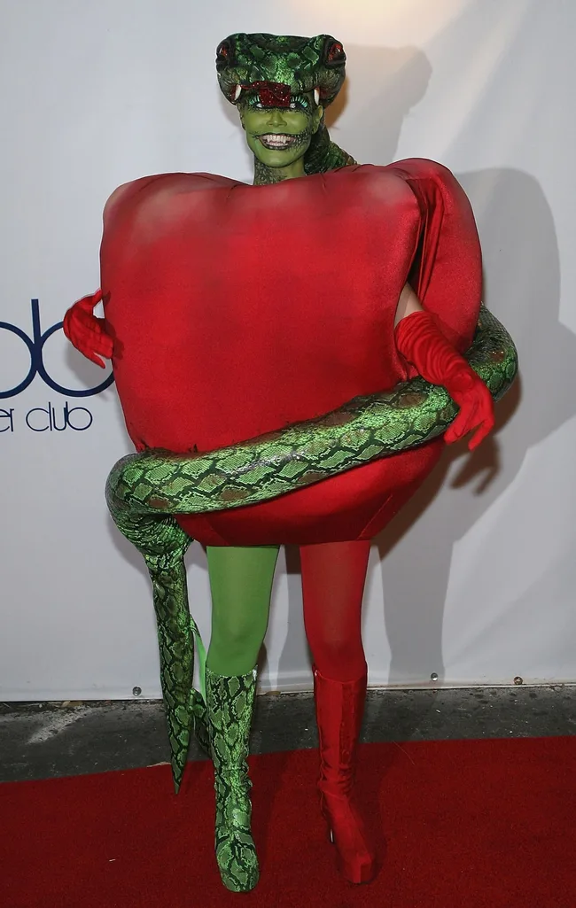 Model Heidi Klum arrives at Heidi Klum's 7th Annual Halloween Party at Privilege on October 31, 2006 in Los Angeles, California.
