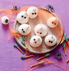 Halloween meringue ghosts