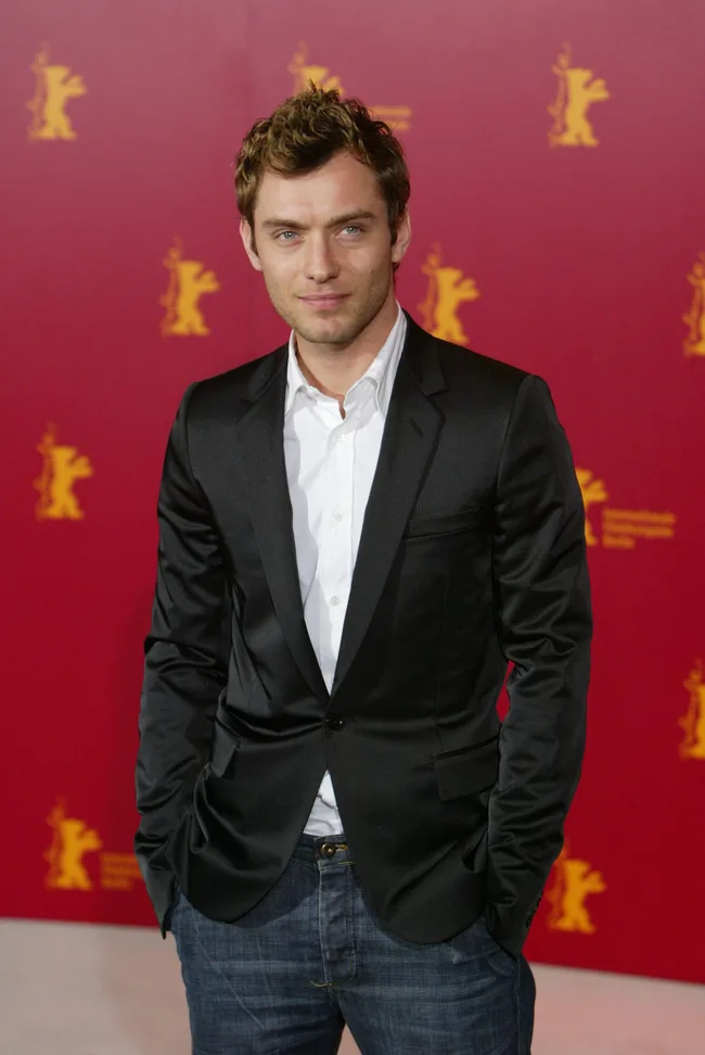 BERLIN - FEBRUARY 11: Actor Jude Law attends a photocall at the 54th annual Berlinale International Film Festival February 11, 2004 in Berlin, Germany. (Photo by Sean Gallup/Getty Images)