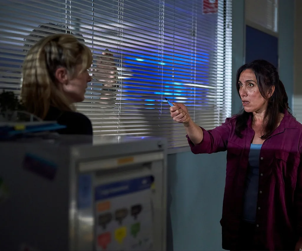 Anna pulls a knife on Eliza in RFDS.