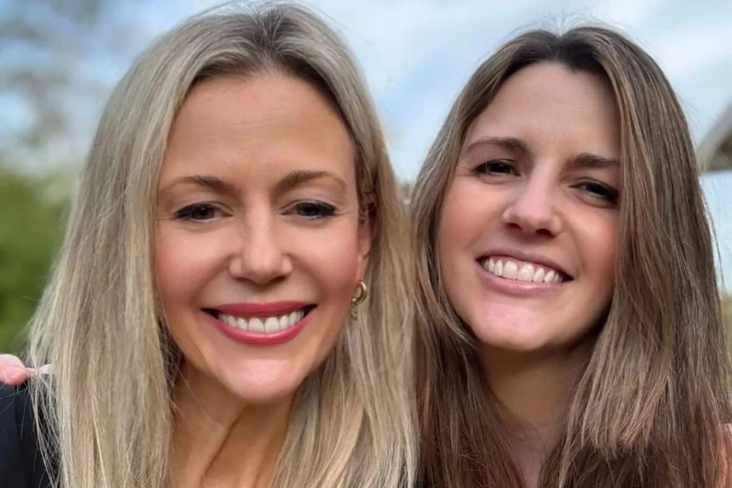 Rachael Carpani and her singer sister Georgia.