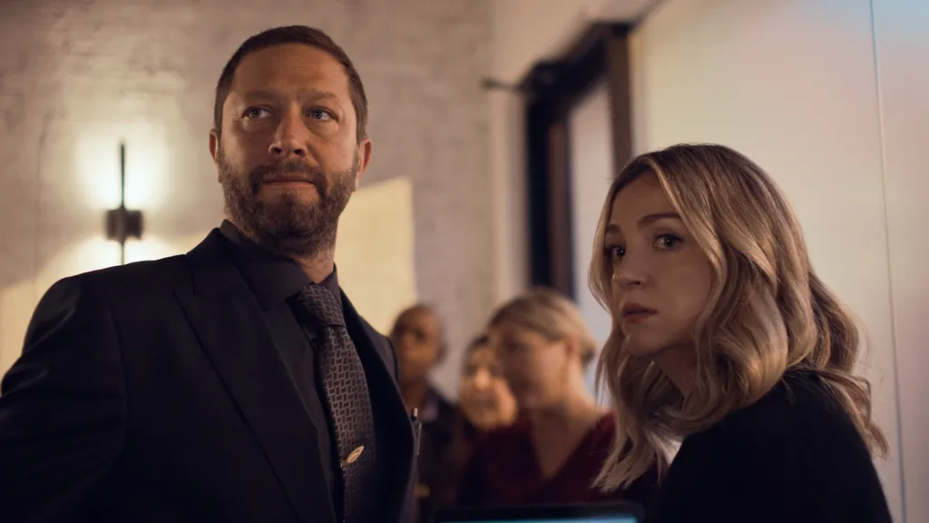 Ebon Moss-Bachrach as Richard “Richie” Jerimovich and Abby Elliott as Natalie “Sugar” Berzatto in The Bear