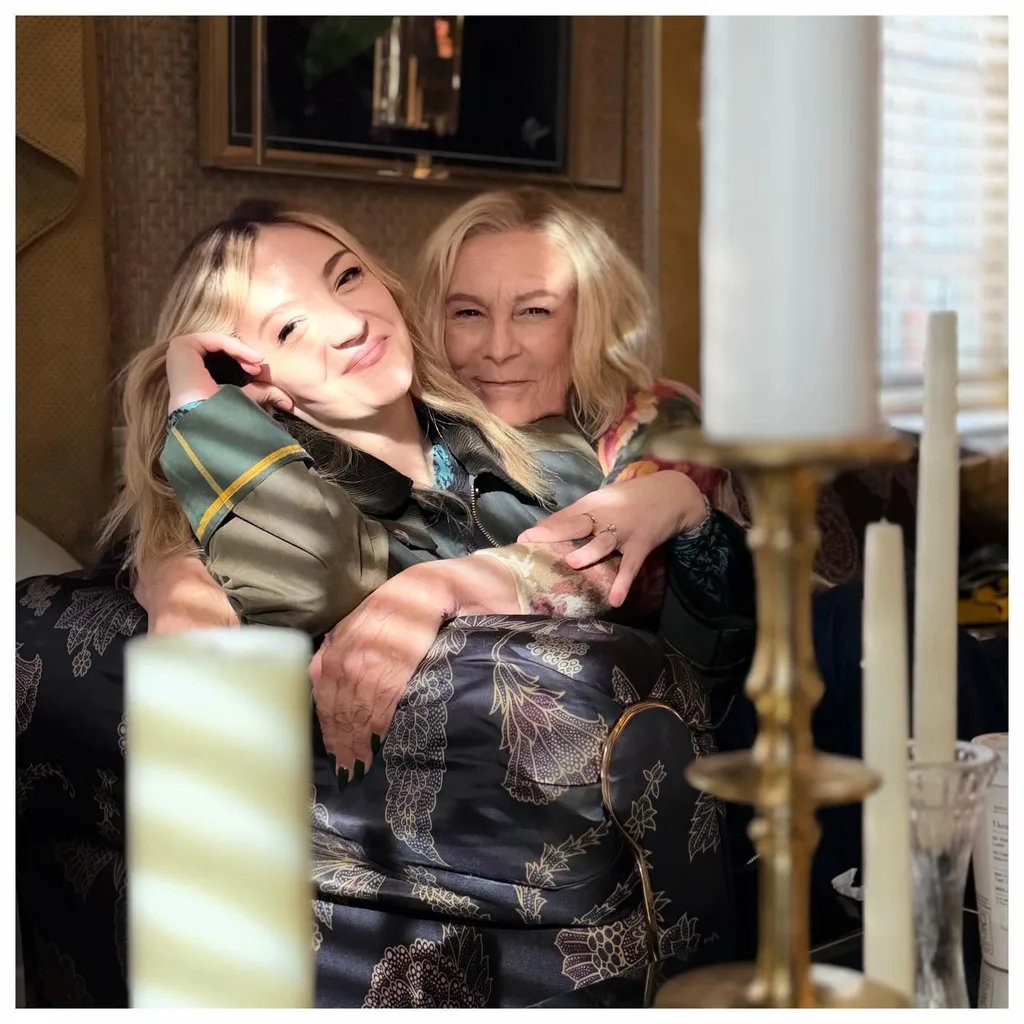 Abby Elliott and Jamie Lee Curtis as Natalie “Sugar” Berzatto and Donna Berzatto in The Bear