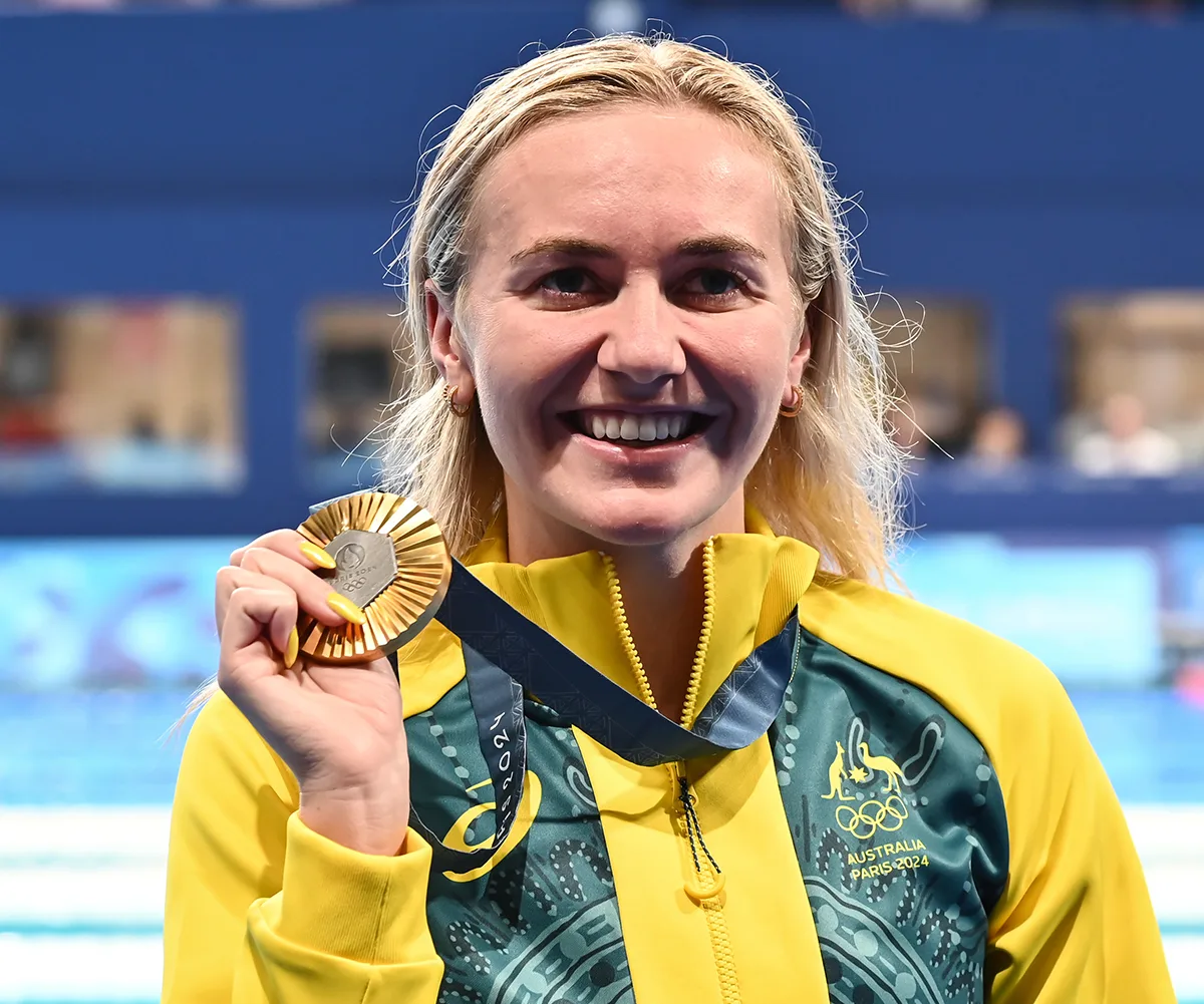 NANTERRE, FRANCE - JULY 27: Ariarne Titmus of Australia celebrates celebrates with her gold medal from the Women's 400m freestyle final on day one of the Olympic Games Paris 2024 at Paris La Defense Arena on July 27, 2024 in Nanterre, France. (Photo by Image Photo Agency/Getty Images)