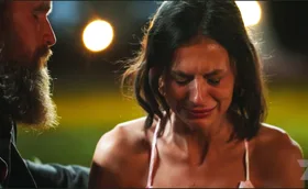A teary Beth is sitting next to Jason