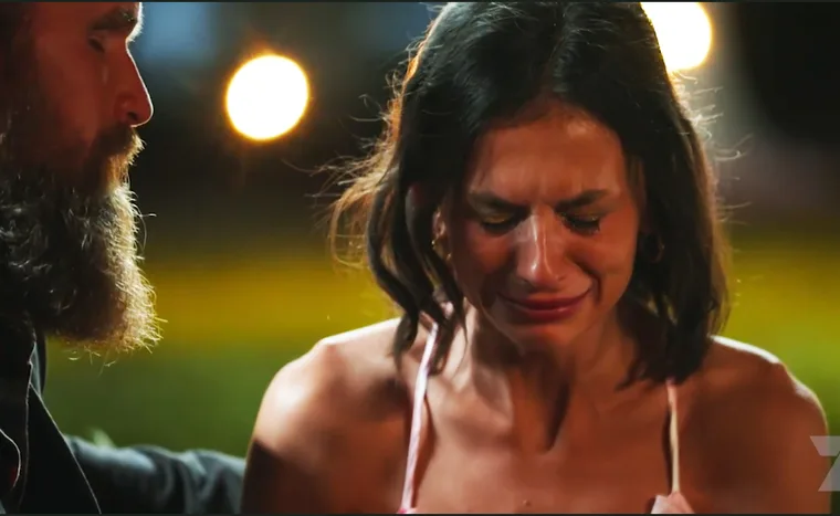 A teary Beth is sitting next to Jason