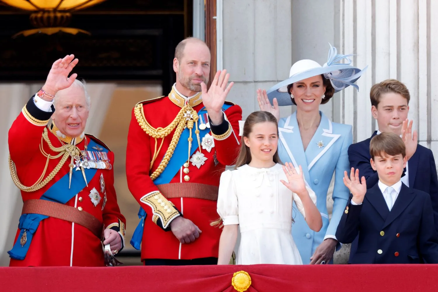 Koning Karel, Willem, Kate en kinderen op het balkon tijdens Trooping the Colour.