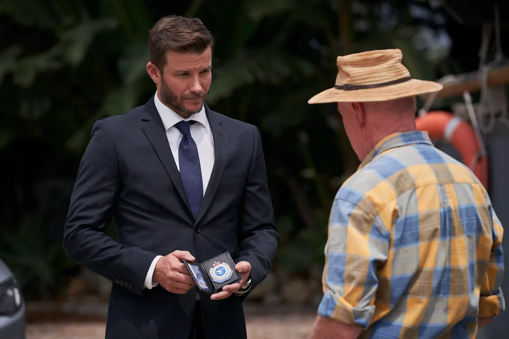 Angelo Rosetta (Luke Jacobz) with Alf (Ray Meagher) in Home and Away.