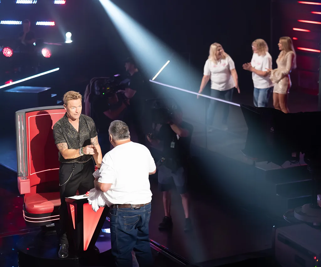 Ronan speaks to Rodney on the set of The Voice
