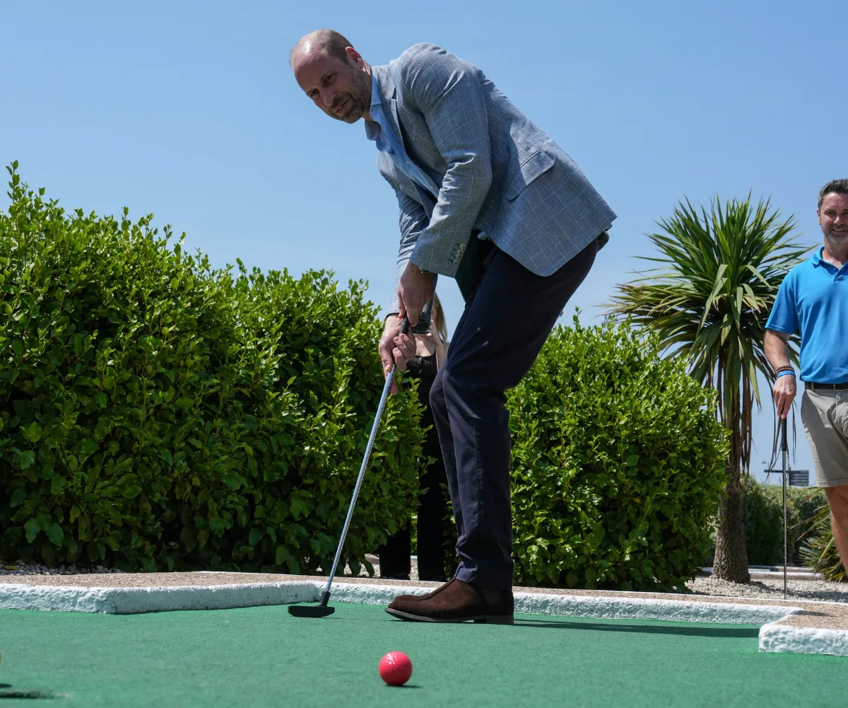Prince William plays mini golf 