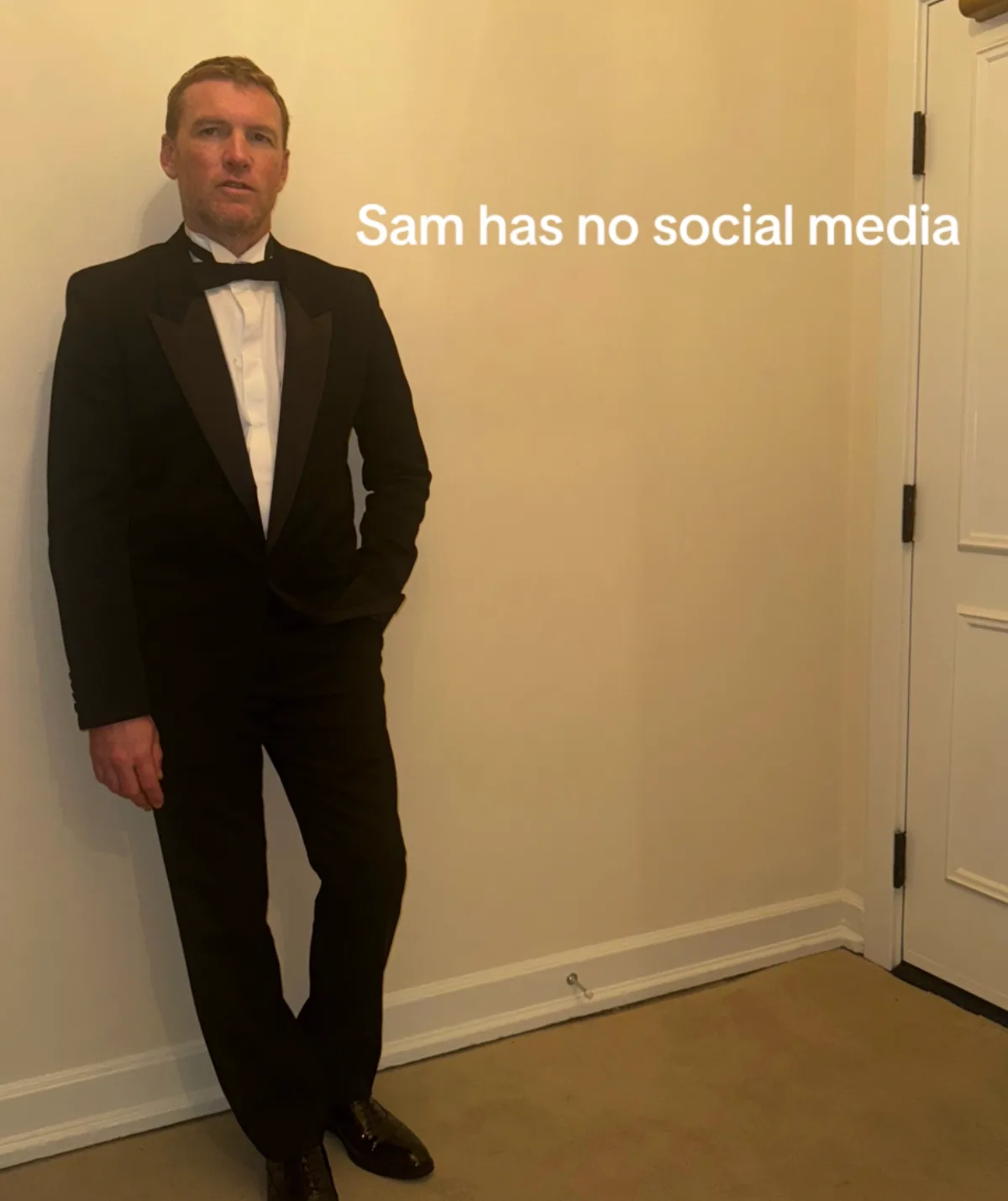Sam worthington poses in a suit