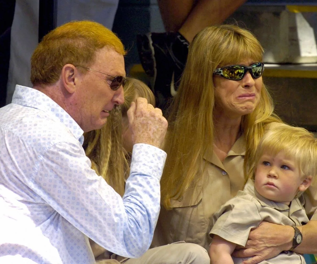 Terri Irwin crying at Steve Irwin's memorial holding young Robert Irwin