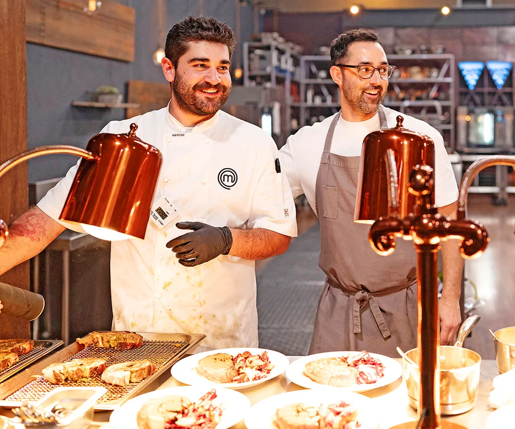Vinnie Gibaldi và Andy Allen mỉm cười trong căn bếp MasterChef Australia.