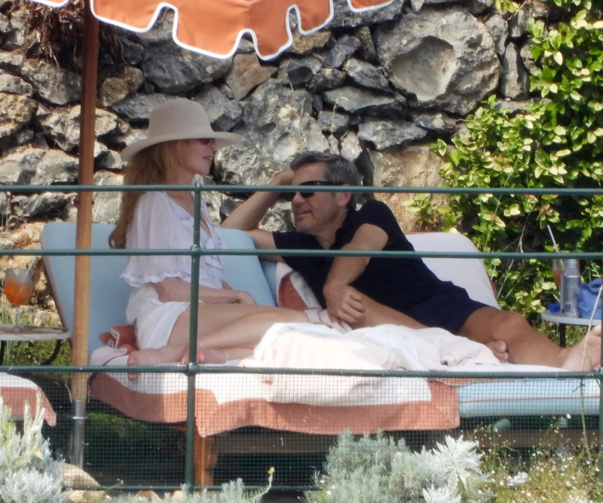 Nicole Kidman and Michael Reinstein looking cosy on beach chairs