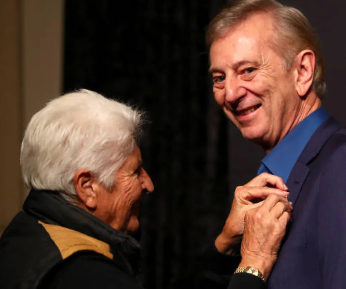 Dennis Cometti.