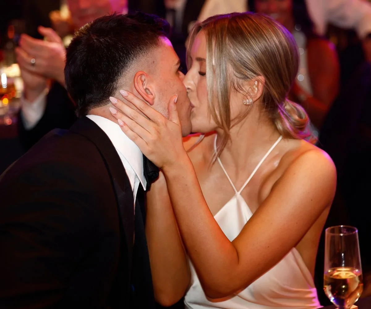 Nick Daicos kissing girlfriend Arlette Amor at 2026 Brownlows