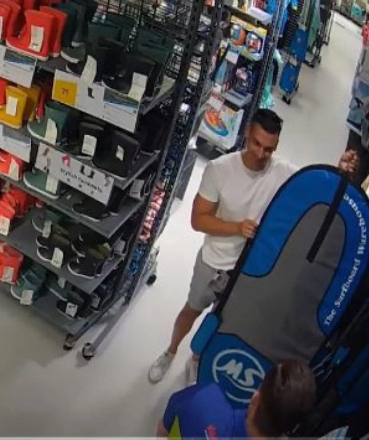 BEAU LAMARRE-CONDON CAPTURED BUYING SURFBOARD BAGS ON CCTV