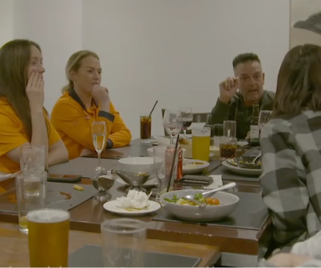 A dinner at the pub ends in a war of words between Courtney and Jolene.