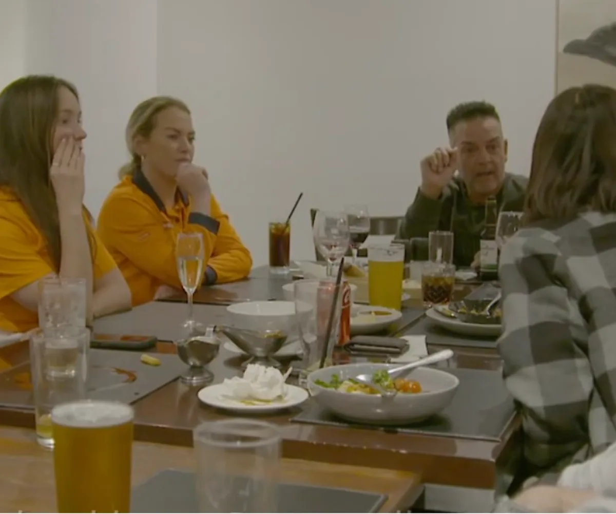 A dinner at the pub ends in a war of words between Courtney and Jolene.