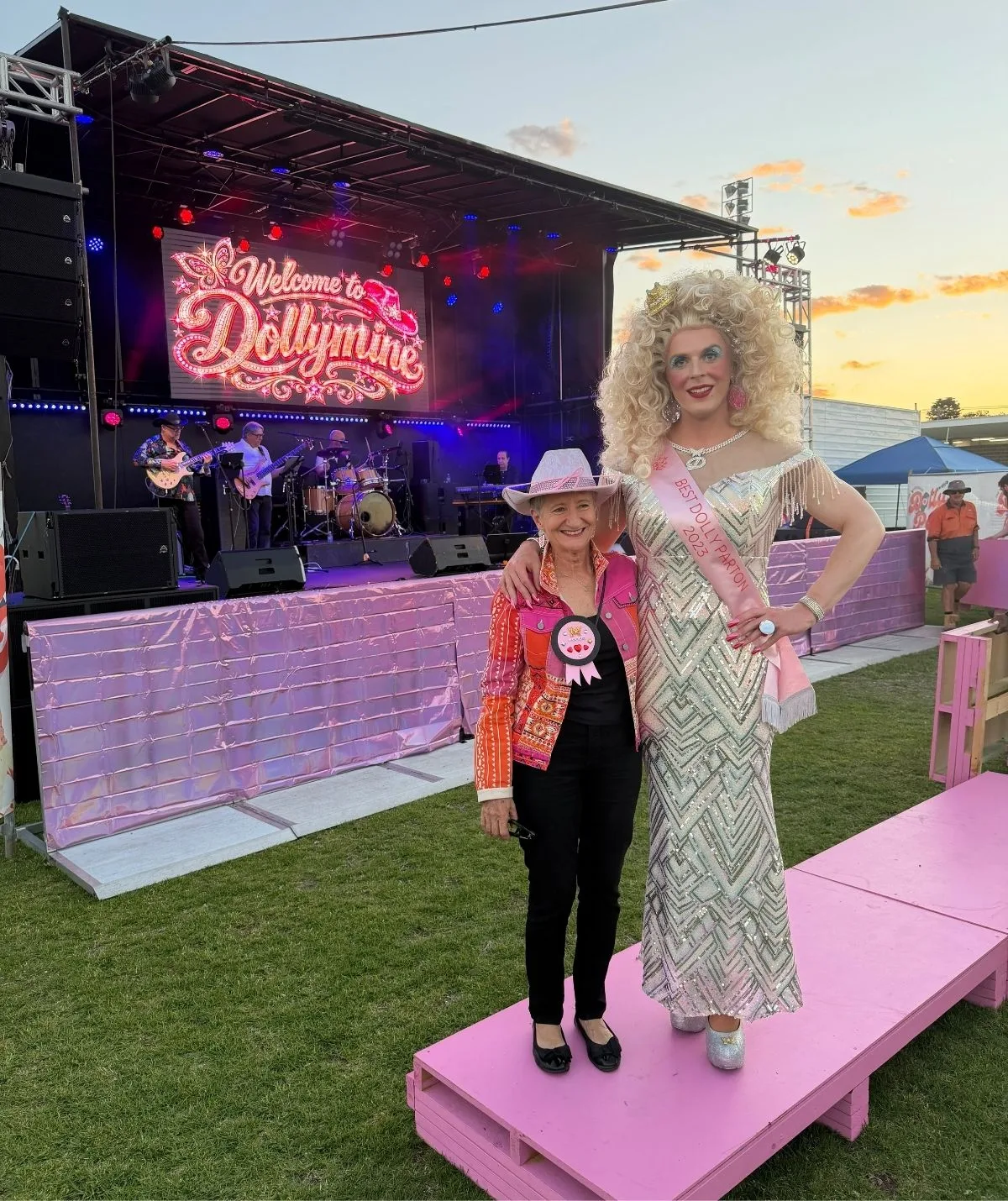 Nikolaas dressed as Dolly Parton