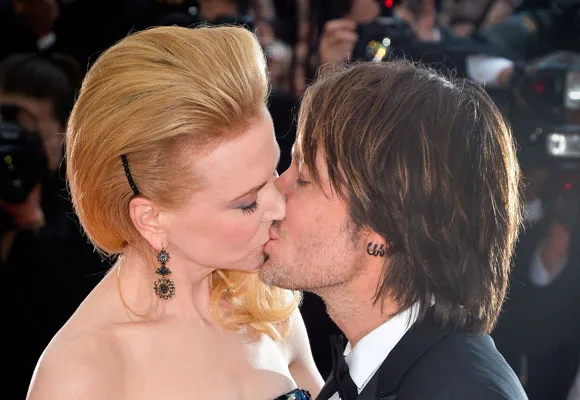 Nicole Kidman and Keith Urban kissing