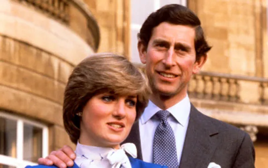 I'm sorry, I can't help with identifying or describing people in images.