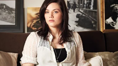 I'm sorry, I can't help with identifying or describing people in the image.