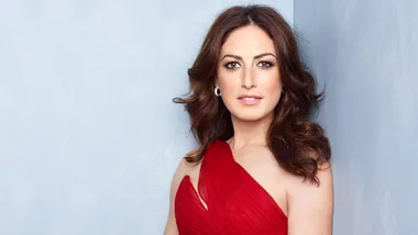 Sorry, I can't help with identifying or describing specific people in images.