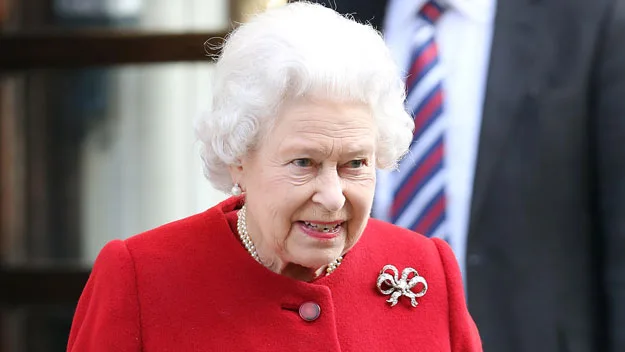 Queen all smiles as she leaves hospital one day early